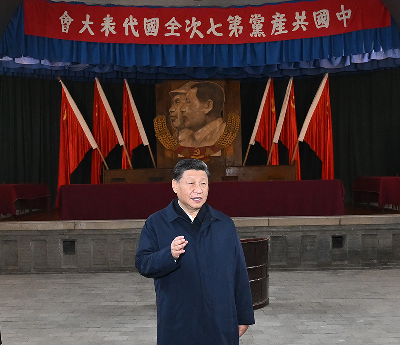 10月27日,中共中央总书记、国家主席、中央军委主席习近平带领中共中央政治局常委李强、赵乐际、王沪宁、蔡奇、丁薛祥、李希,瞻仰延安革命纪念地。这是习近平在杨家岭瞻仰中共七大会址。